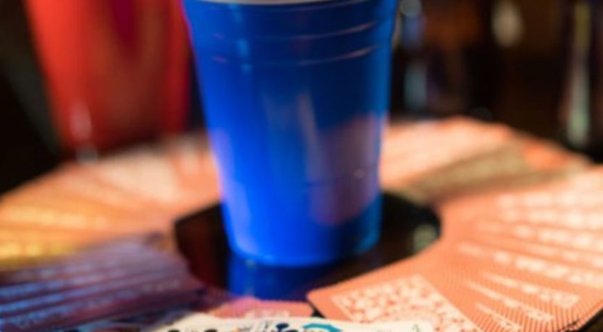 Jeu de cartes en soirée